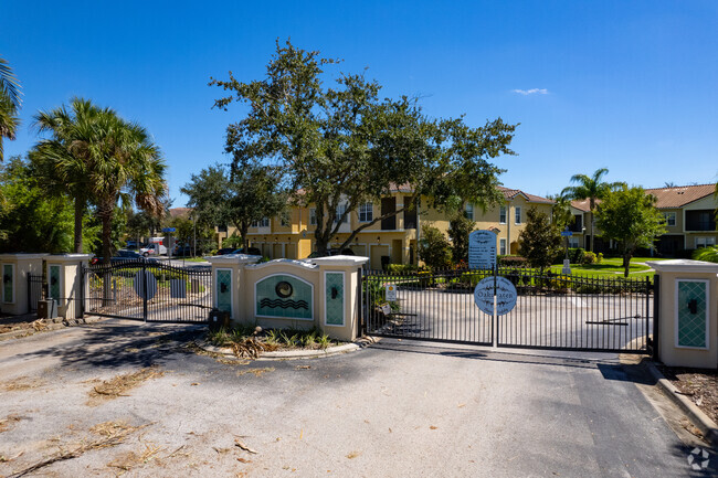 2705 Wolcott Ln Kissimmee, FL 34747 - Oak Water