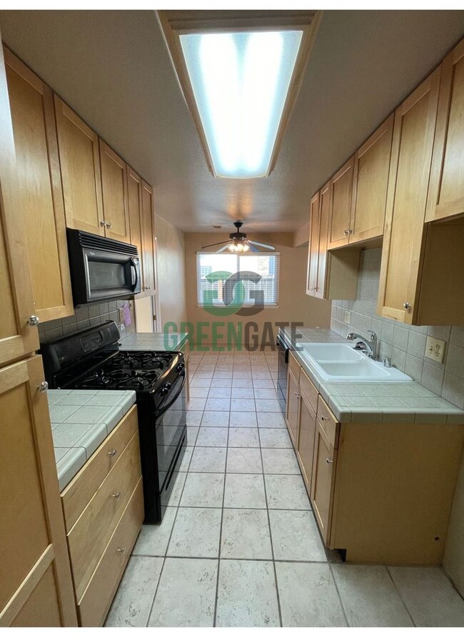 Building Photo - Charming 3 Bedroom 2 Bath Modesto home ava...