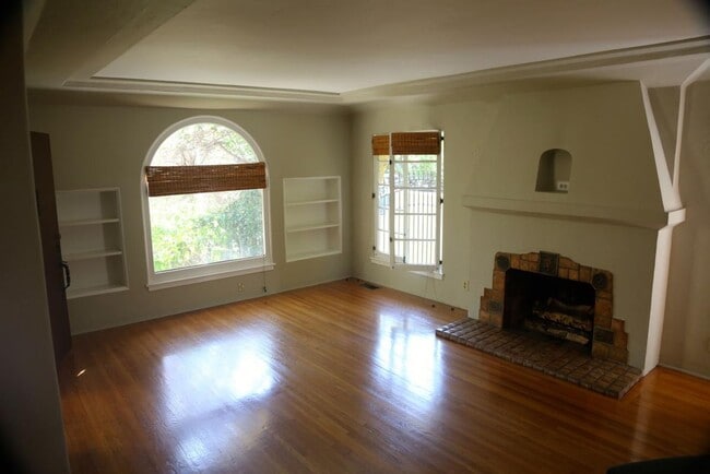 Building Photo - 745 N La Jolla Ave