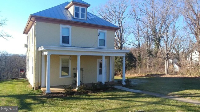 Building Photo - 8214 Lees Ridge Rd