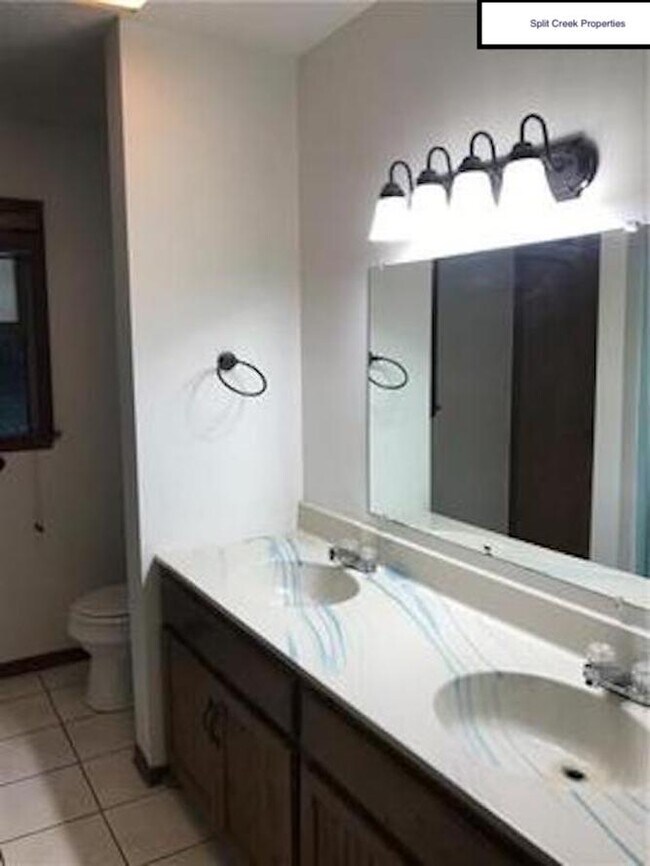 Foto del edificio - 138 Cameron Ter