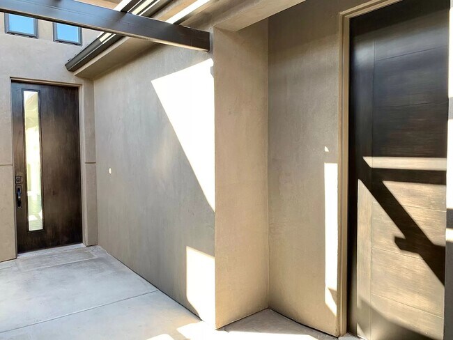 Puerta de entrada privada a la derecha. - 948 W Jonathon Dr