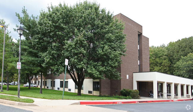 Building Photo - Village Oaks Apartments