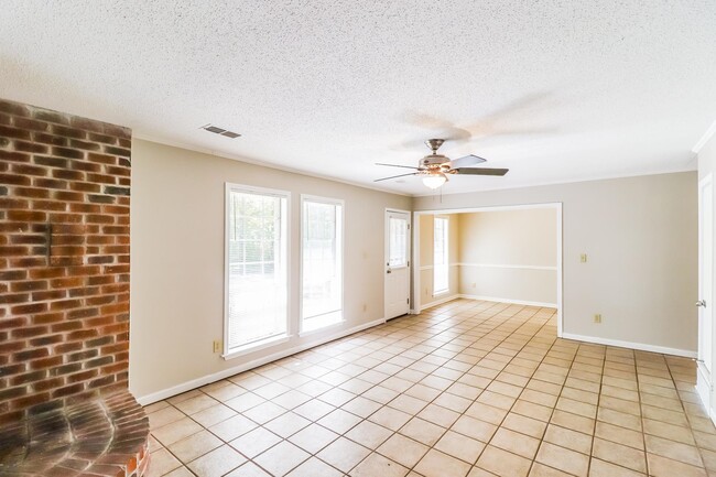 Building Photo - 1065 Llano Cove