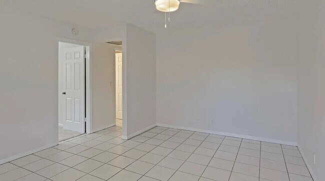 Building Photo - 9258 Green Meadows Way