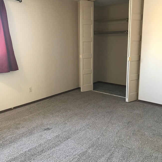 Building Photo - 3 Bed 1.5 Bath Unit in Red Deer, AB