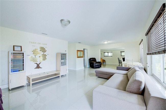 Foto del edificio - 3322 McKinley St