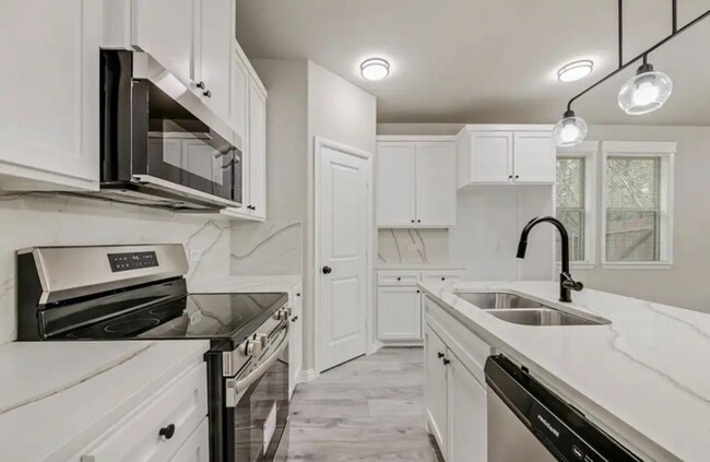 Building Photo - 5612 Black Pine Cir