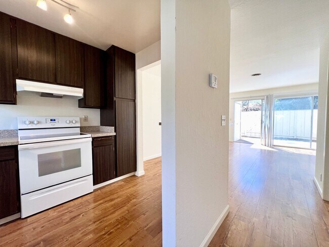 Building Photo - Pet Friendly Linda Mar Townhouse!