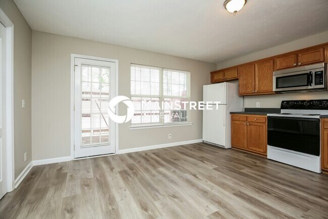 Foto del edificio - 2 Bedroom Pet-Friendly Home in La Vergne, TN with Main Street Renewal