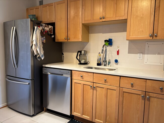 Cocina: frigorífico y lavavajillas de acero inoxidable, todos los electrodomésticos son Samsung. - 5410 Connecticut Ave NW