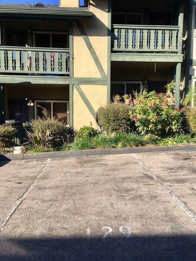 Building Photo - **AMAZING ALPINE CONDO**UPGRADED OPEN KITC...