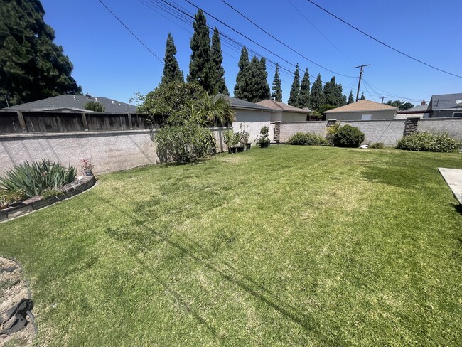 Building Photo - 5325 Dunrobin Ave