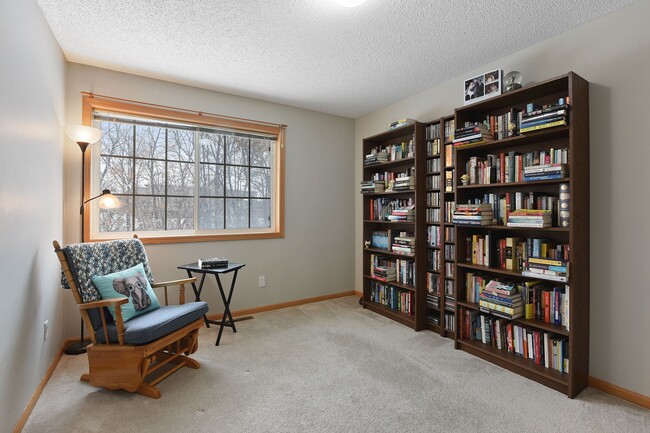 Segundo dormitorio con vista al bosque - 20505 Erin Ct