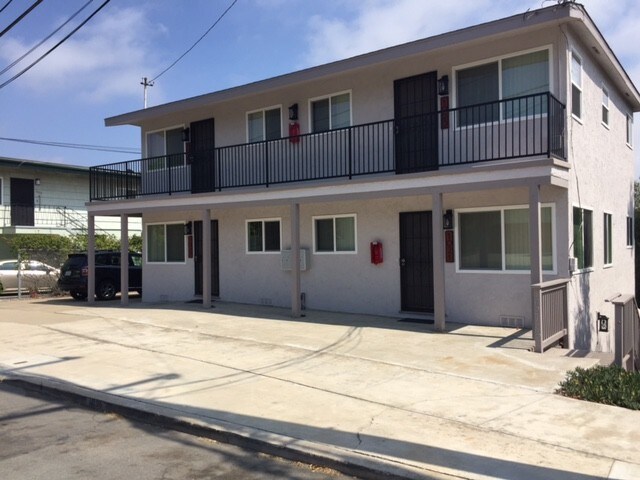 La unidad está en el primer piso a la derecha - 1021 Hayes Ave