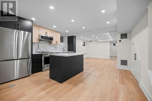 Building Photo - 412 Glenholme Ave