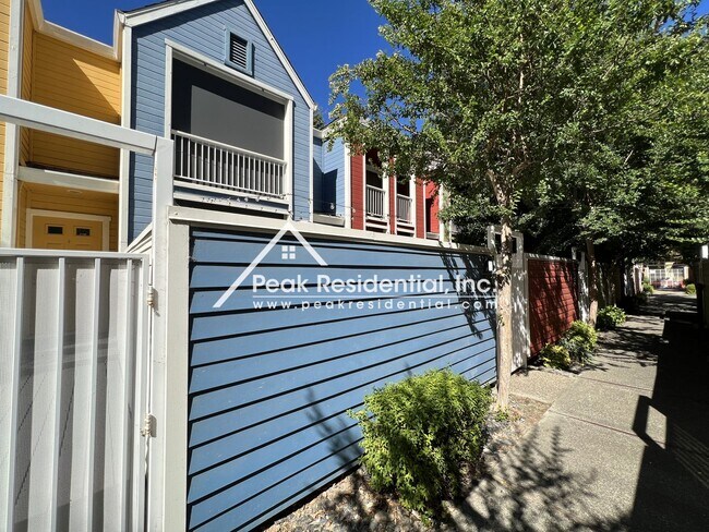 Foto del edificio - Updated 2bd/1.5ba Downtown Town House!