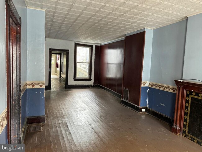 Building Photo - 1327 W Norwegian St