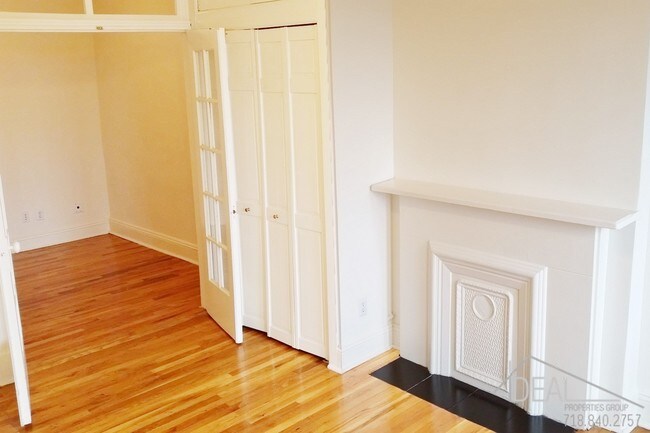 Building Photo - No Fee! Sunny 1.5 BR Park Slope with W/D!