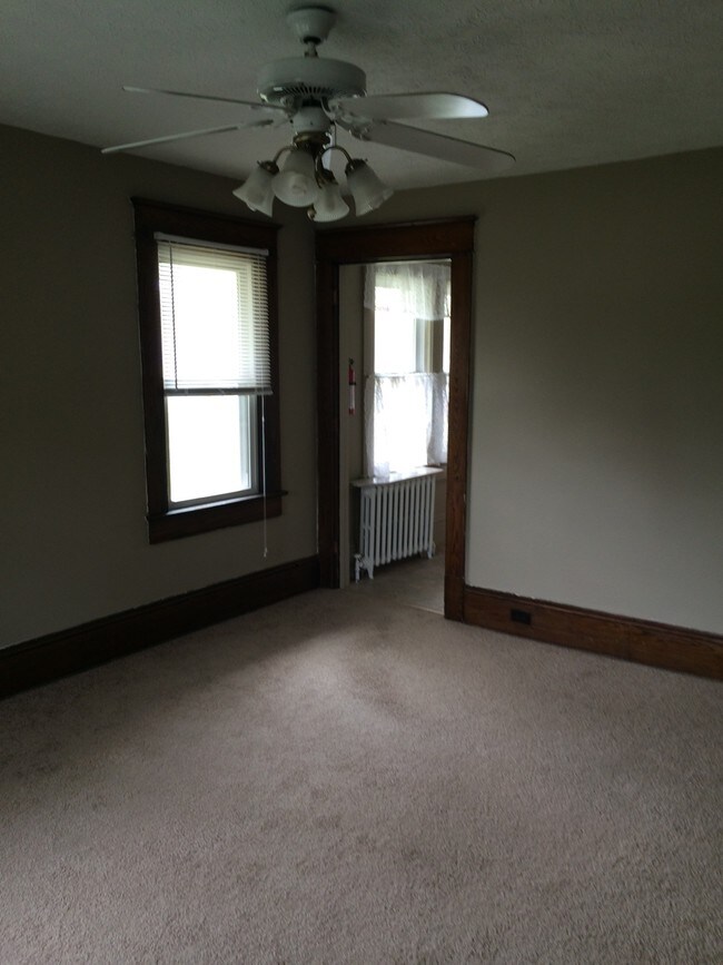 livingroom view 2 - 735 N Chestnut St