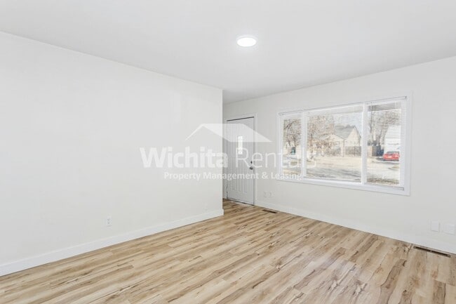 Building Photo - 3 bedroom 1 bath home - North Riverside