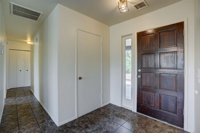 Building Photo - 5 bedroom, 3 bath multi-generational livin...