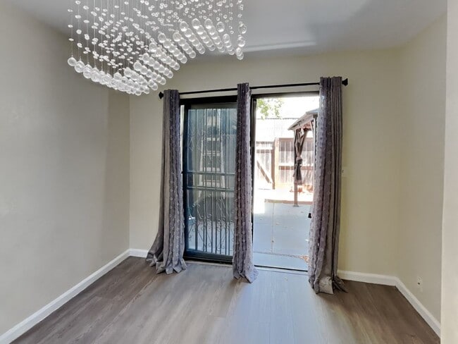 Building Photo - 2/1 Oakland Condo Near Zoo!