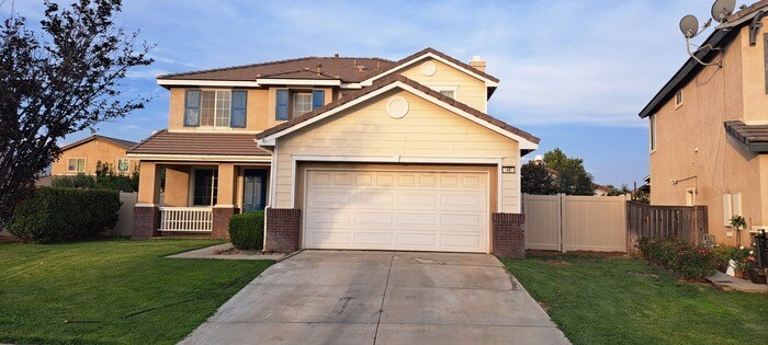 Primary Photo - Lovely Spacious 3 Bedroom with Loft Home, ...