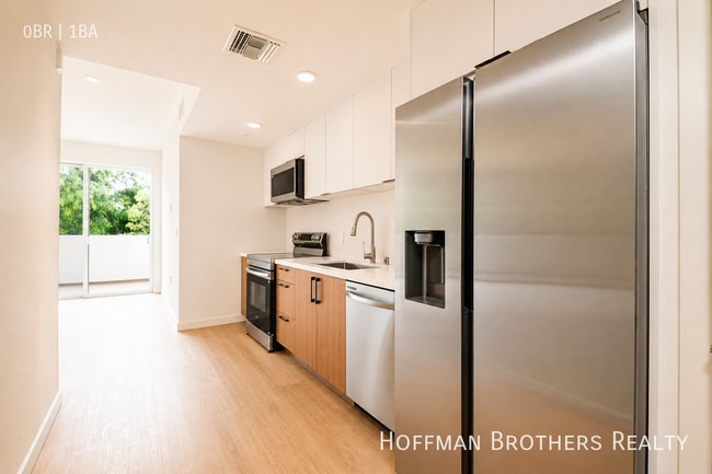Building Photo - 856 S Gramercy Dr