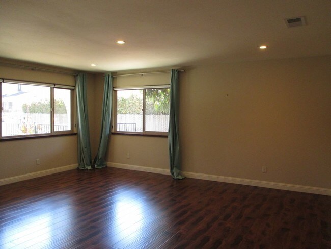 Foto del edificio - 267 E Cherry Ave