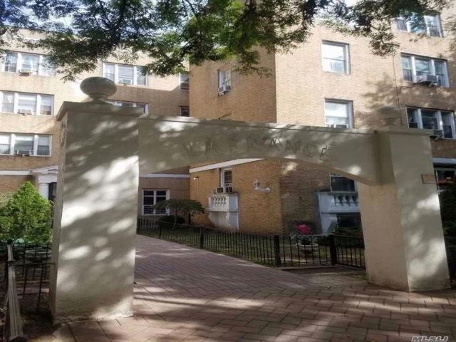 Foto del edificio - 118-65 Metropolitan Ave