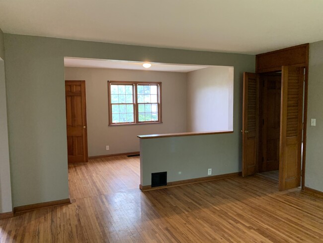 Building Photo - 2014 W Alcott Ave