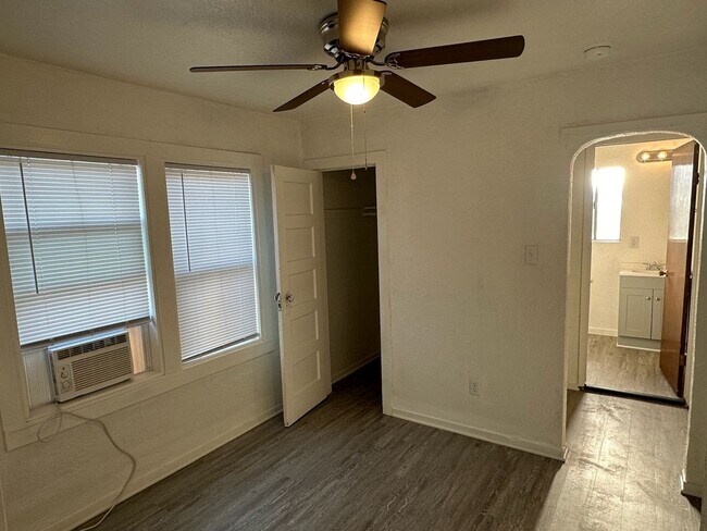 Building Photo - 1419 N Bridge St