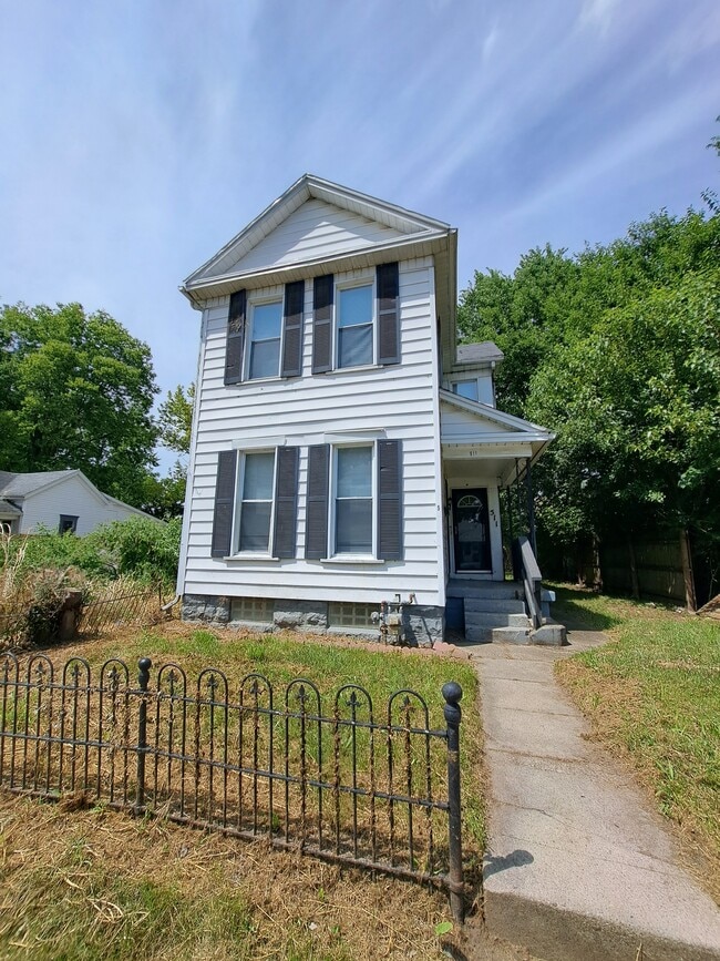 Building Photo - 511 Parrot St