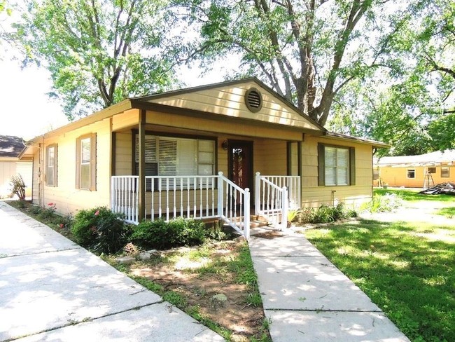 Building Photo - 21606 Roseville Dr
