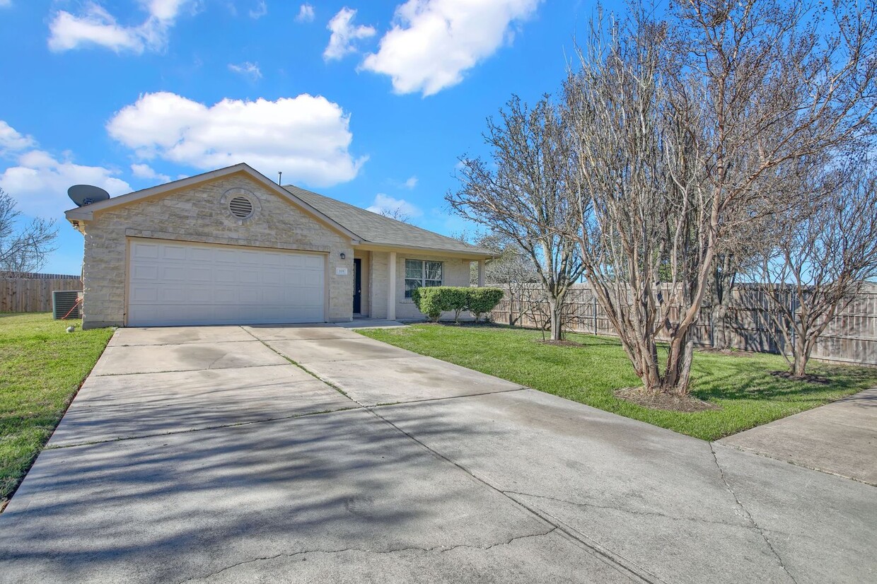 Primary Photo - Large Fenced back yard, High Ceilings, Jac...