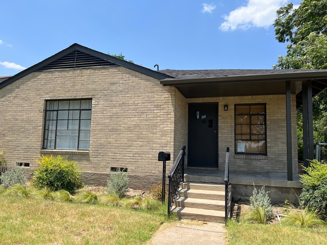 Primary Photo - 7023 Vivian Ave