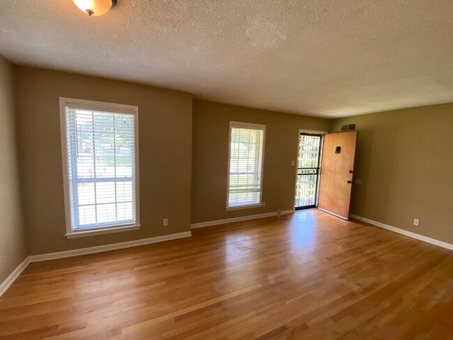 Building Photo - 632 Whitesboro Ave