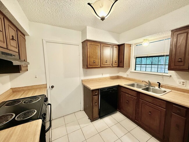 Foto del edificio - Charming 3BR/2BA Brick Home in Perkins Village – Spacious Yard & Cozy Fireplace