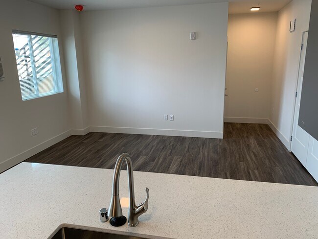 sala de estar, entrada - 2772 E 31st Ave