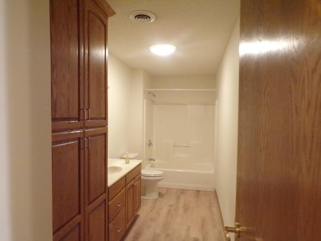 Building Photo - 403 E Drake St