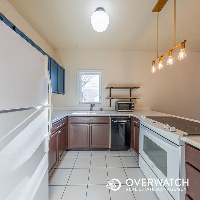 Building Photo - top floor 1 bed 1 bath condo. In unit laundry