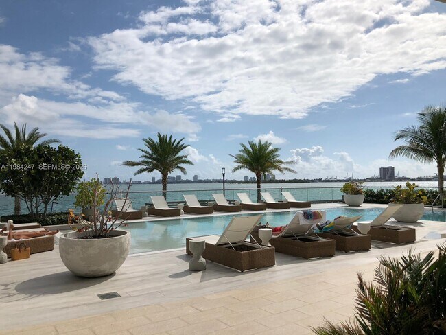 Foto del edificio - 2900 NE 7th Ave