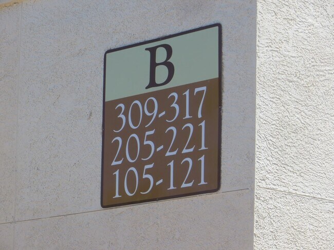 Building Photo - Beautiful Condo in a Gated Community!