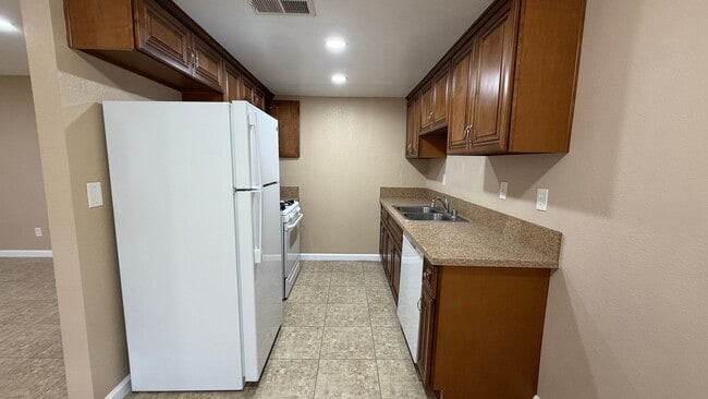 Building Photo - Two Bedroom One Bathroom Apartment in San Bernardino!
