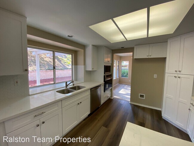 Building Photo - 4 br, 2.5 bath House - 2340 Eastridge Loop