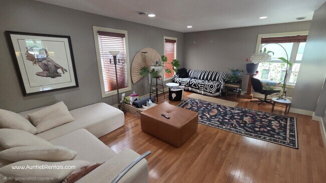 Foto del edificio - 2 Bed - 1 Bath Upper level unit in a triplex - Updated Unit