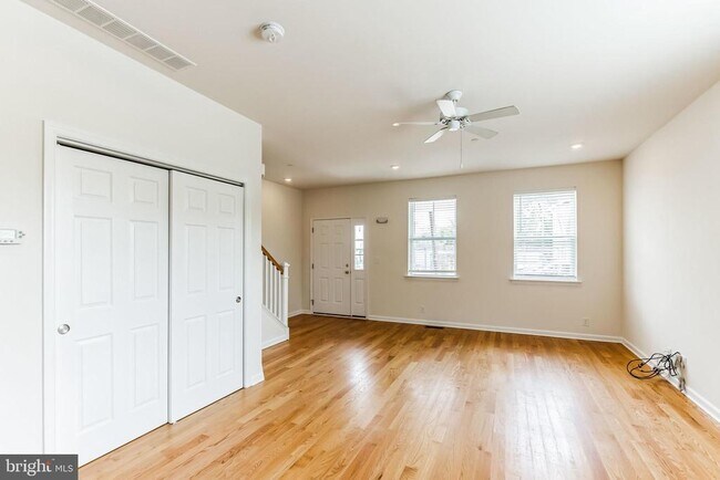 Building Photo - 108 Oak St