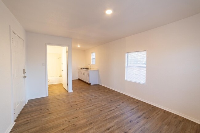 Foto del edificio - 611 Rochambeau St