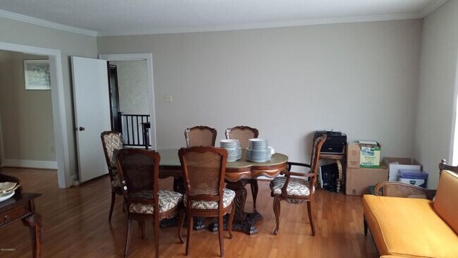Foto del edificio - 3301 Crestwood Dr